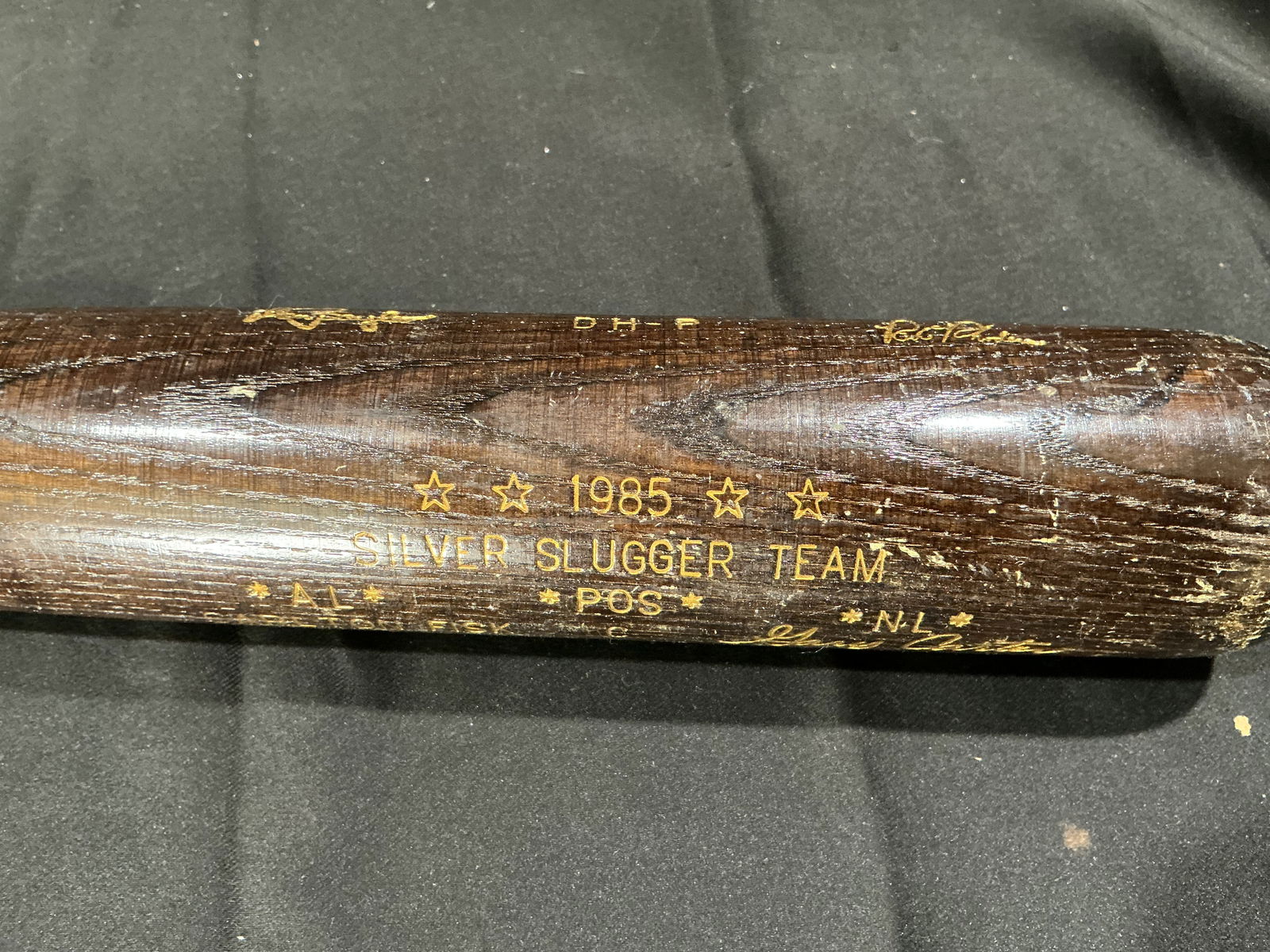 1985 Louisville Slugger Silver Slugger Team Commemorative Bat: Commemorative Louisville Slugger wooden bat honoring the 1985 Silver Slugger Team. Features factory-applied gold player names and positions including Carlton Fisk, Don Mattingly, Ryne Sandberg, George