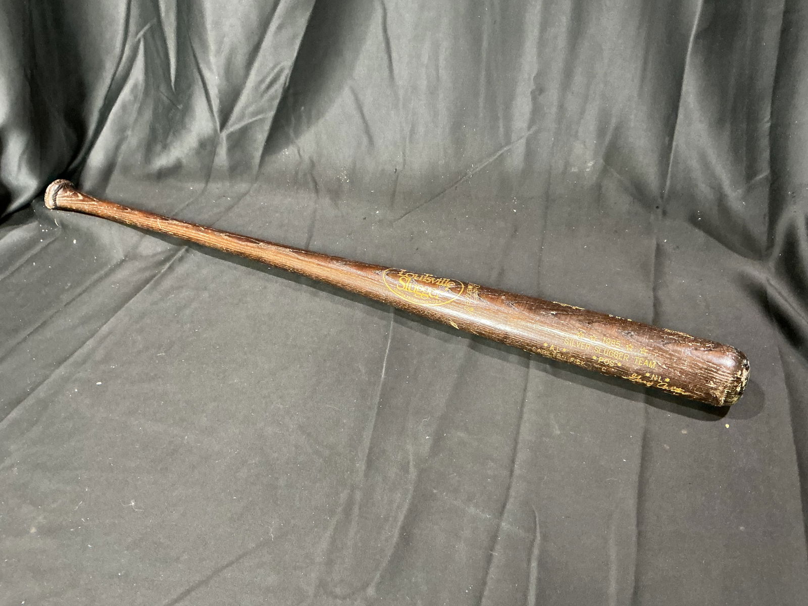 1986 Louisville Slugger Silver Slugger Team Commemorative Bat with Facsimile Signatures: 1986 Louisville Slugger Silver Slugger Team commemorative bat featuring factory-engraved facsimile signatures of the 1986 AL and NL Silver Slugger Award winners, including Gary Carter, Mike Schmidt, D