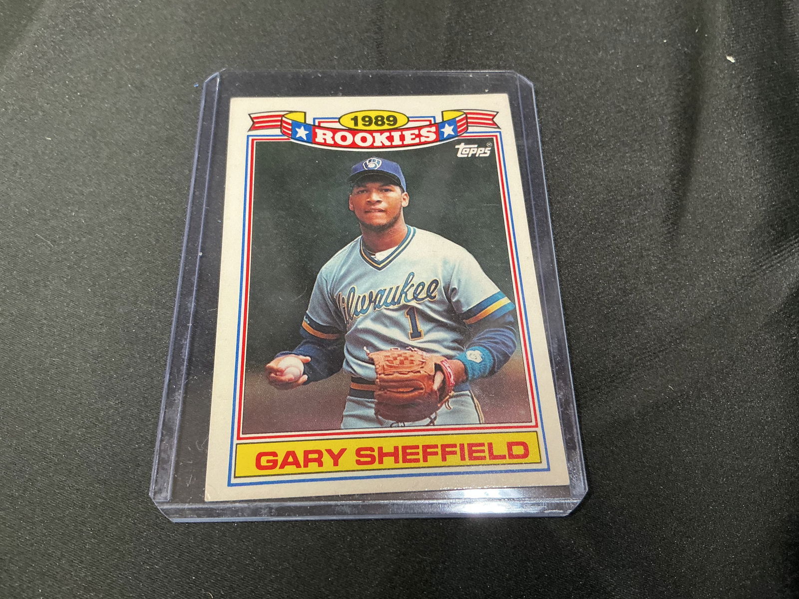 1989 Topps Gary Sheffield Rookie Commemorative Card: 1989 Topps Gary Sheffield 'Rookies' commemorative card featuring the Milwaukee Brewers shortstop. Early career collectible of the Hall of Fame slugger with strong display appeal.