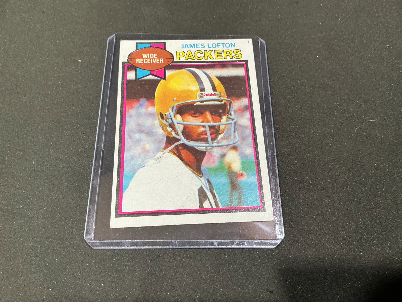 1979 Topps James Lofton Green Bay Packers Rookie Football Card: 1979 Topps football card featuring Hall of Fame wide receiver James Lofton of the Green Bay Packers. Early career issue highlighting Lofton’s rookie-era season with full statistics on reverse.