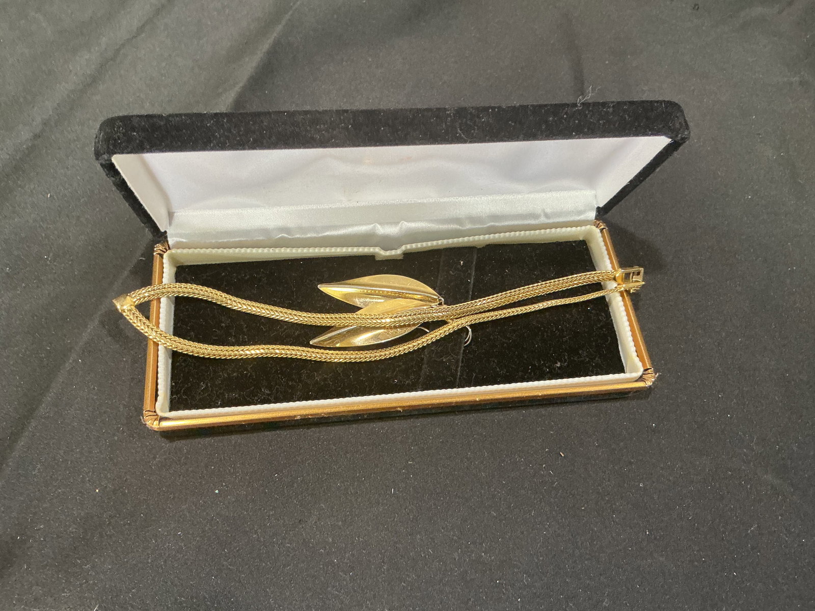Vintage Gold Tone Necklace and Brooch Set with Box (1 of 1)