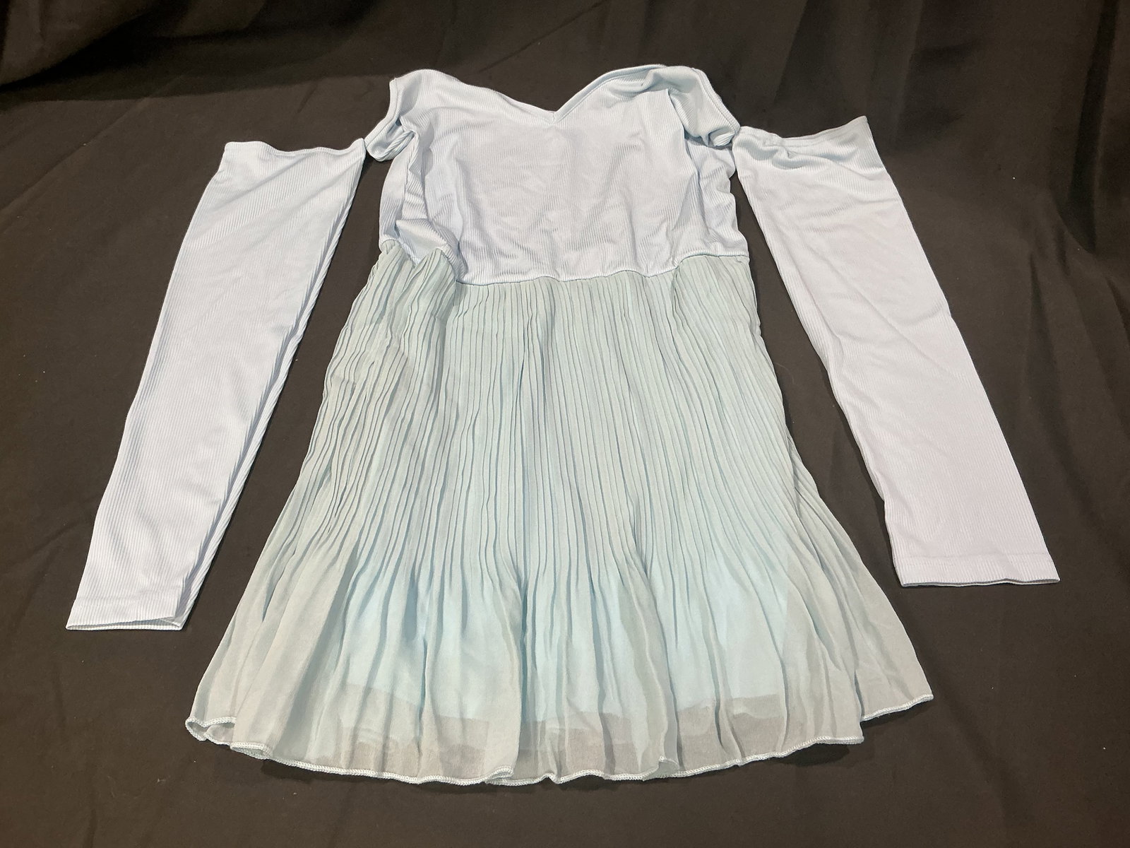Women’s Light Blue Pleated Off Shoulder Dress w Sleeve Covers XL: Modern women’s fashion dress in soft light blue colorway featuring pleated lower skirt design, off shoulder styling, and matching detached sleeve covers. Includes original packaging as shown.