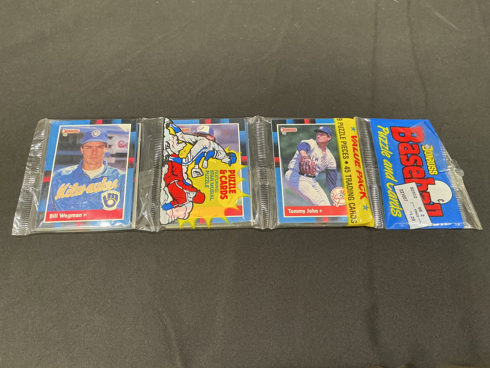 1989 Donruss Baseball Sealed Wax Pack Bill Wegman Tommy John: Factory sealed 1989 Donruss Baseball wax pack featuring visible cards on packaging featrunig Bill Wegman Tommy John. Includes puzzle and cards insert with strong nostalgic appeal for vintage baseball