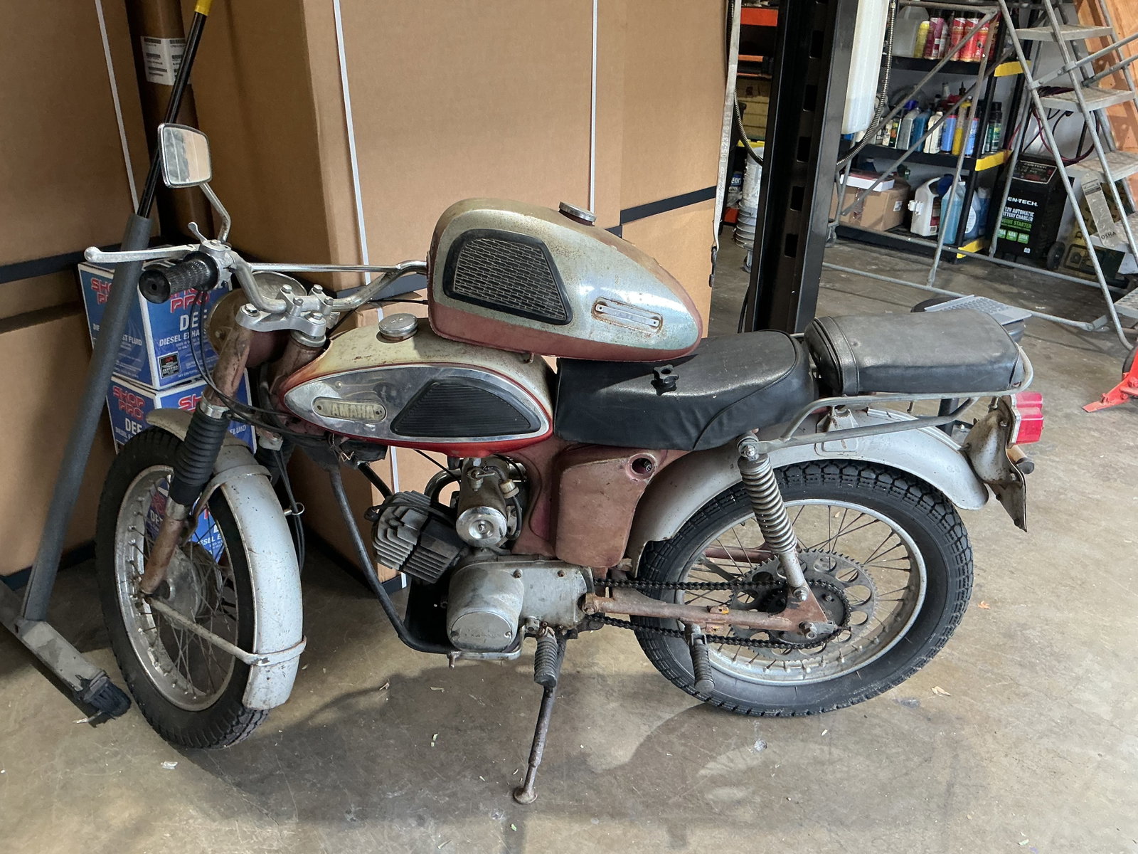 Vintage Yamaha Motorcycle Project: Returning to our auction after a previous appearance, this vintage Yamaha motorcycle project includes an additional original fuel tank and vintage helmet. Featuring visible Yamaha badging and