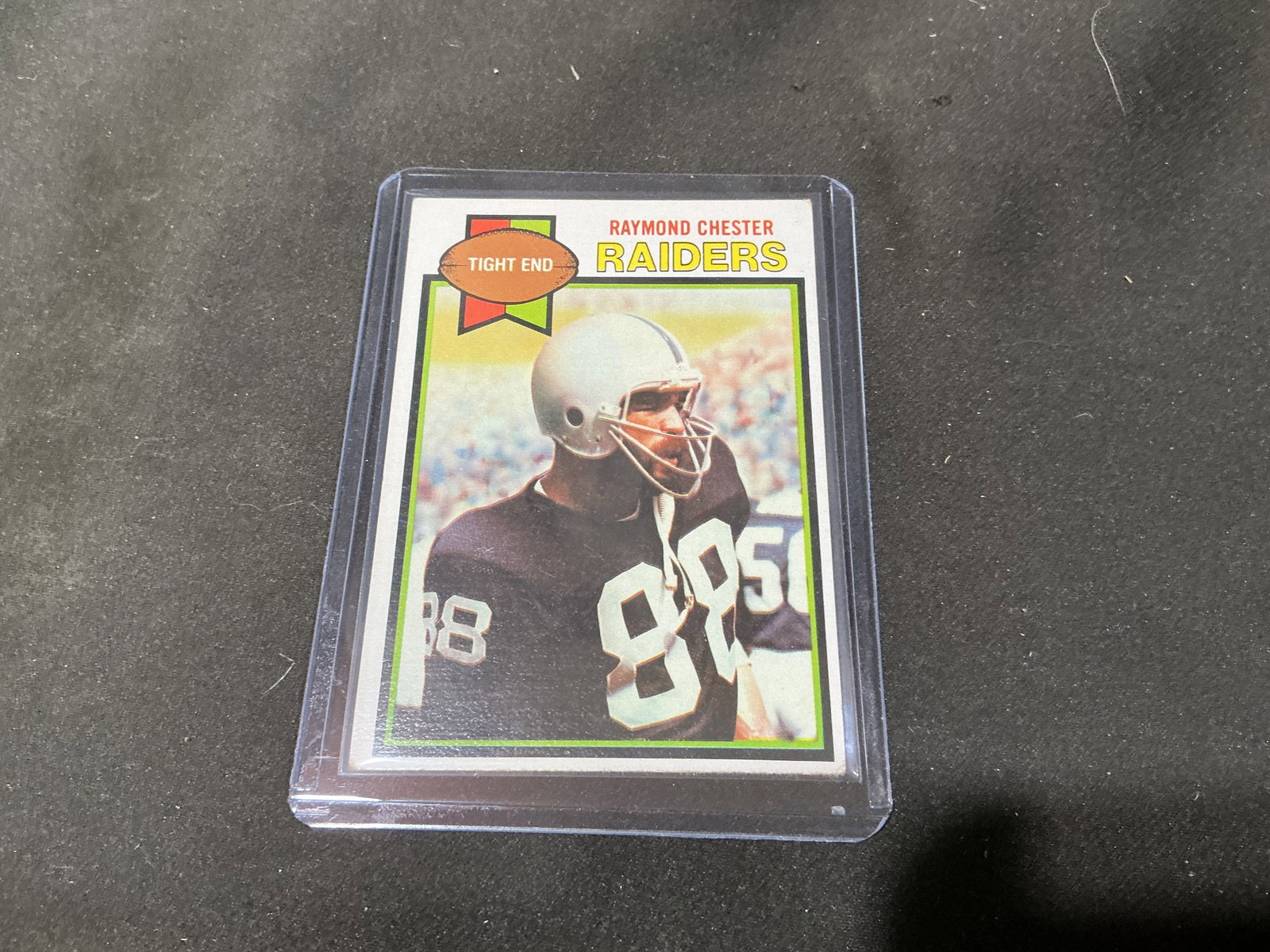 1979 Topps Raymond Chester Raiders #189: Oakland Raiders tight end Raymond Chester is featured in his silver-and-black uniform on this 1979 Topps football card #189. The card dates from Chester's return to Oakland after five seasons with the