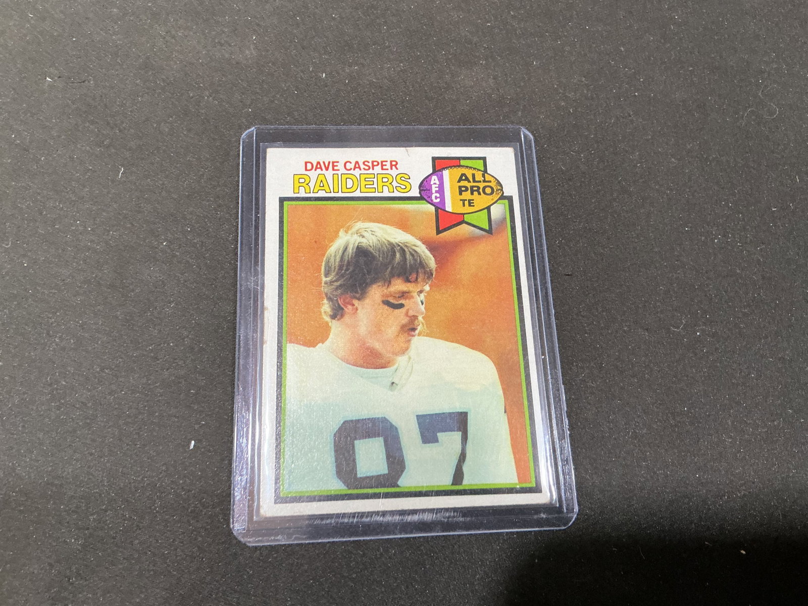 1979 Topps Dave Casper All-Pro Raiders #460: Hall of Fame tight end Dave Casper is featured in his Oakland Raiders uniform on this 1979 Topps football card #460, carrying the colorful AFC All-Pro designation on the front. The Notre Dame standout