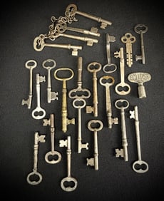 Lot of Vintage & Antique Skeleton Keys