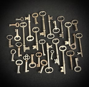 Lot of 33 Vintage & Antique Skeleton Keys