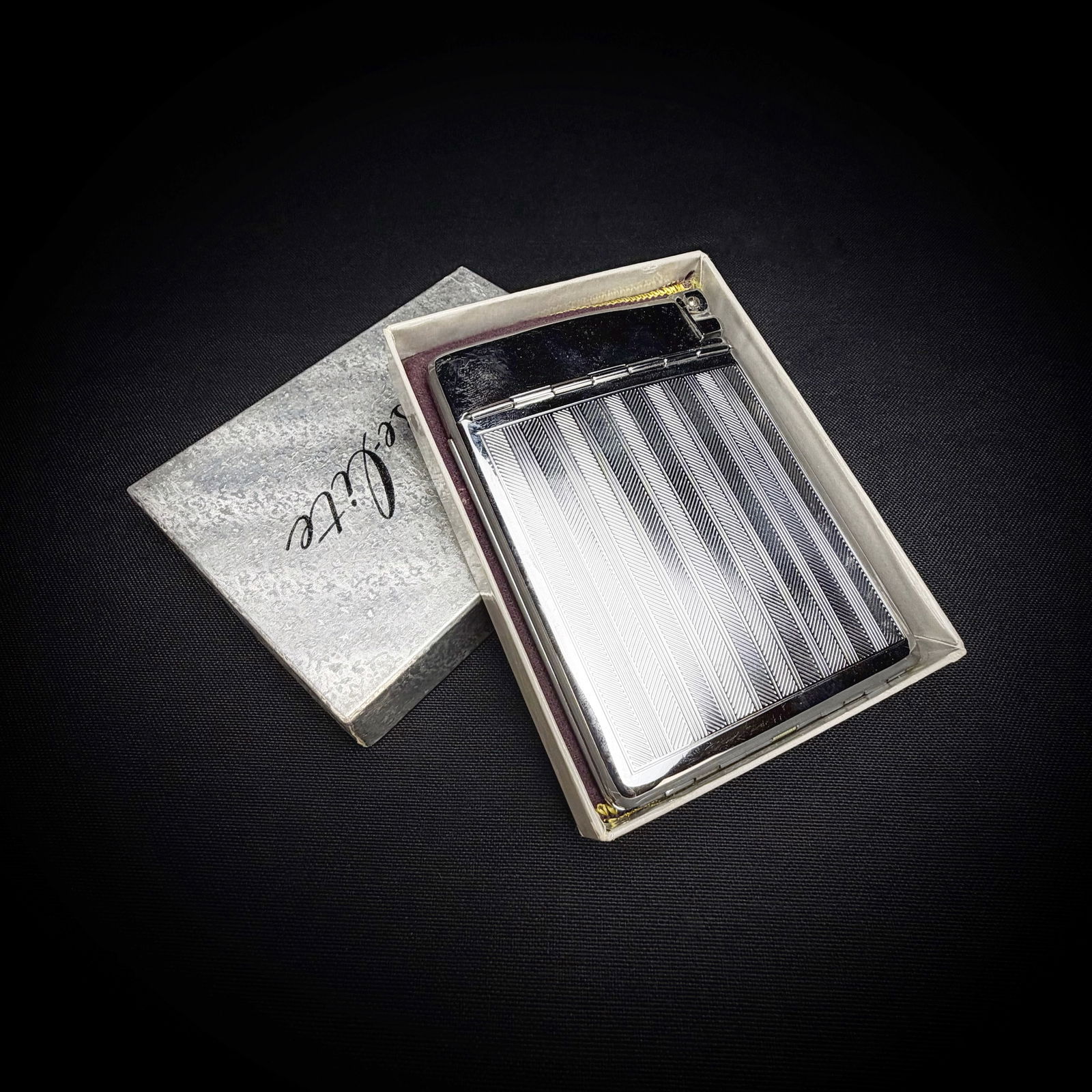 Vintage Royal Caselite Lighter Cigarette Case (1 of 5)