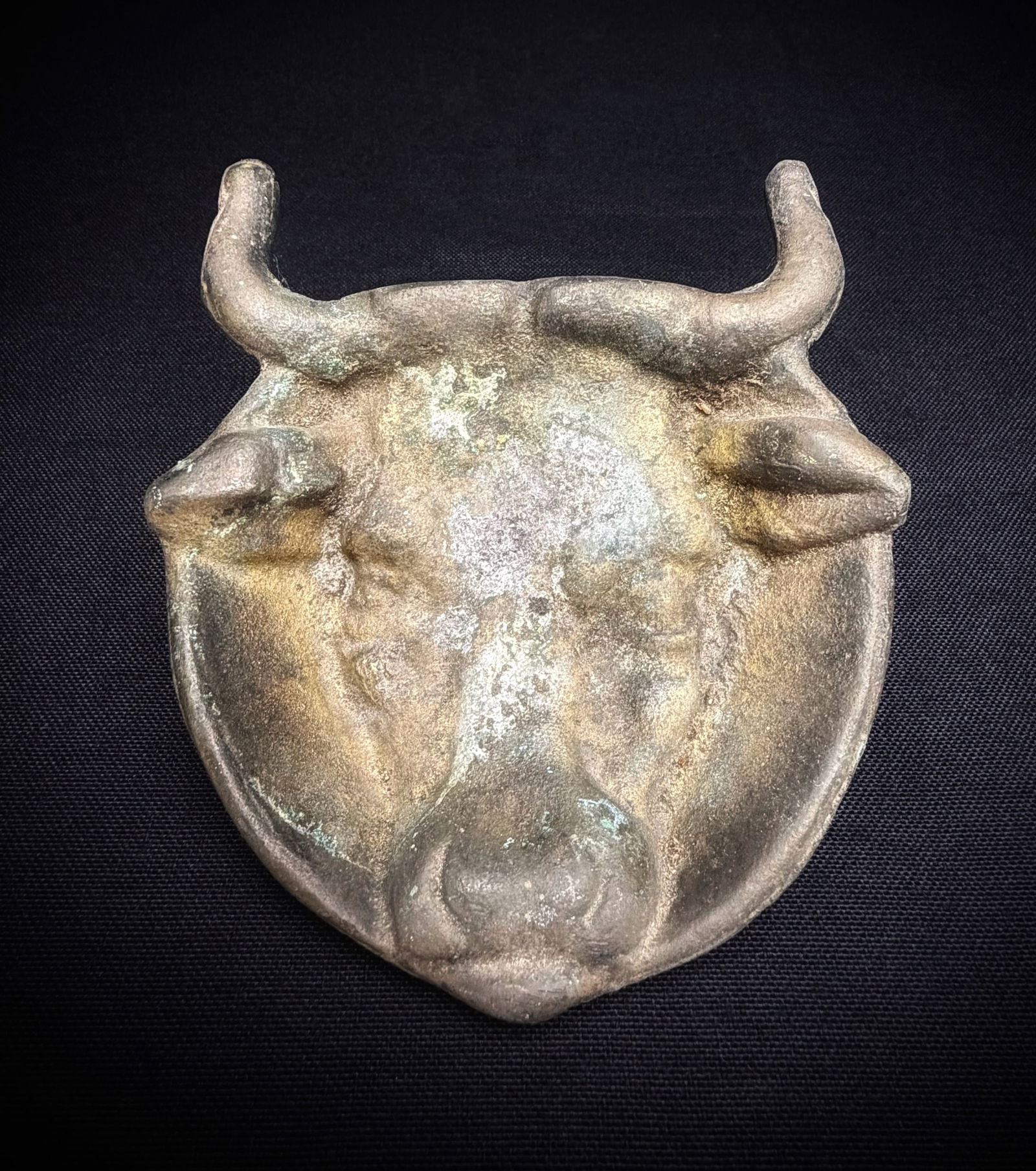 Cast Metal Bull Head Shield Ashtray (1 of 4)