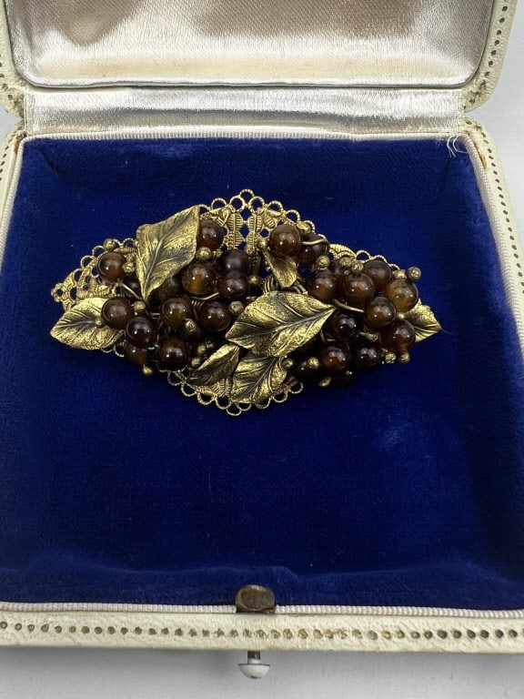 Miriam Haskell Vintage Costume Jewelry Brooch: Miriam Haskell Vintage Costume Jewelry Brooch. Unsigned but attributed to Miriam Haskell based on style and materials, this brooch came alongside all the other Miriam Haskell lots listed in this aucti