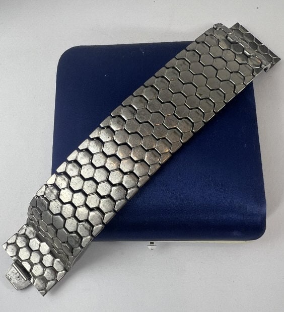 Vintage Trifari Alfred Philippe Honeycomb Bracelet: Vintage Trifari Alfred Philippe Honeycomb Bracelet. Articulated honeycomb motif Art Deco style bracelet. Signed Trifari. Measures just over 7 inches in length.