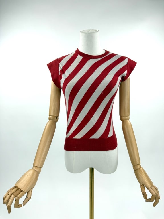 Vintage 1940s Stripe Cotton Knit Sportswear Tee: Vintage 1940s Stripe Cotton Knit Sportswear Tee. Red & white striped knit t-shirt with ribbed cuffs and hem. Tagged 'Kerrybrook'. Stretch throughout. Cut on bias. Marked size M. Chest: 32" - 42" / Wai