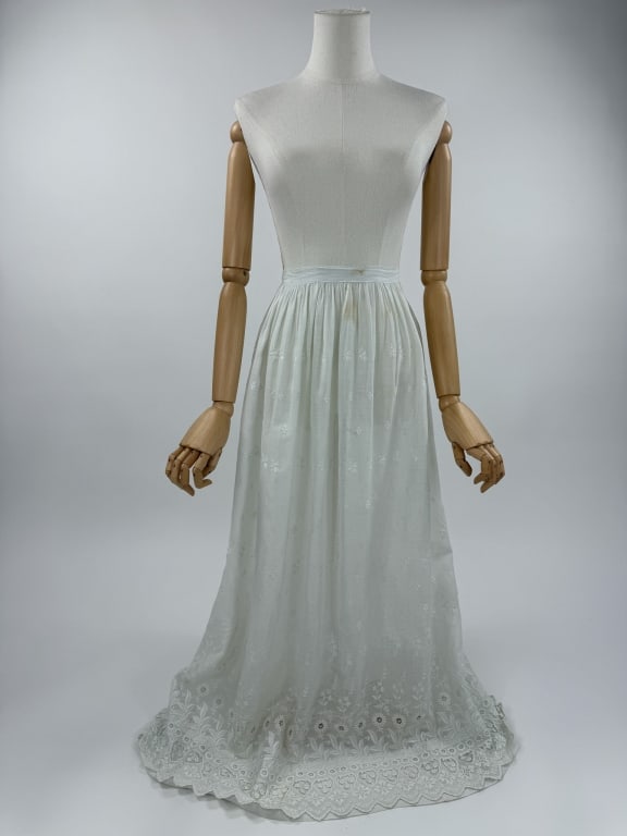 Antique 1900s White Cotton Lace Embroidered Skirt: Antique Edwardian 1900s White Cotton Lace Floral Embroidered Tea Lawn Skirt. Closes at waist with hook. Sheer throughout. Light wear as shown, small spots. Waist: 27" / Length: 38".