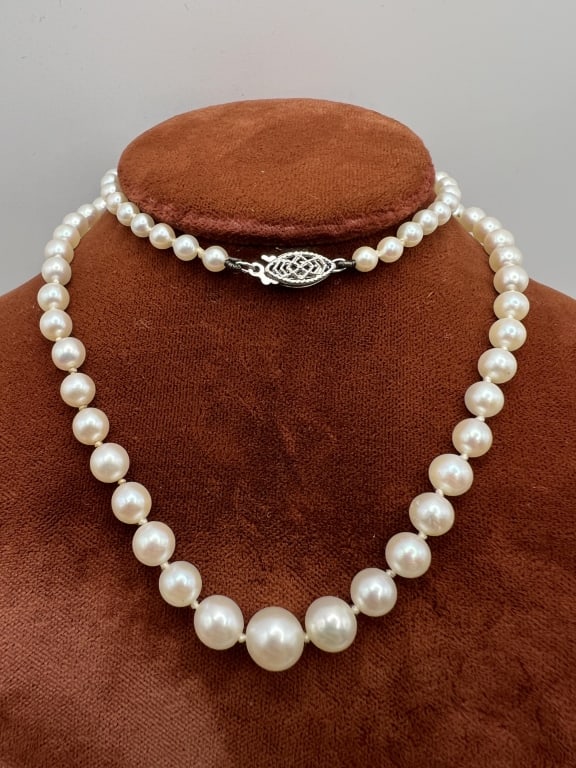 Estate 14kt White Gold & Pearl Necklace Strand: Estate 14kt White Gold & Pearl Necklace Strand. Hand knotted on white silk thread with graduated size cultured pearls. Pearls with nice luster. Largest pearl approximately 6mm in diameter. Necklace me
