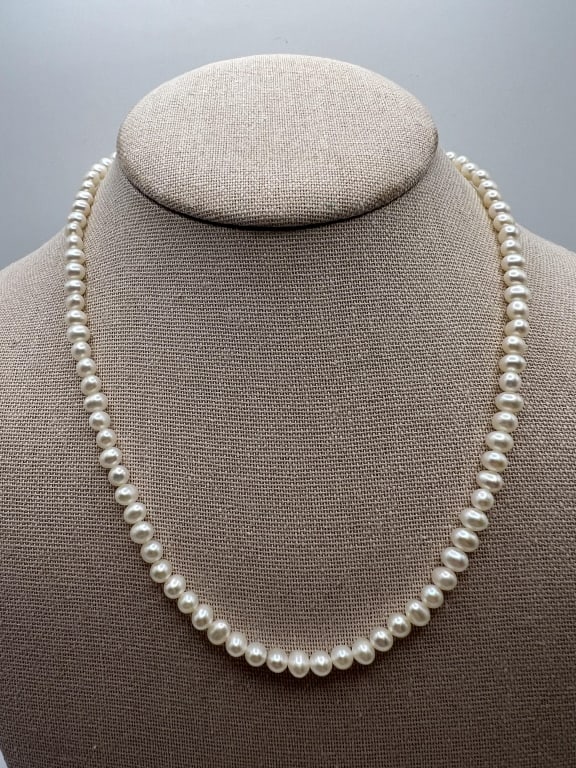 Estate 14kt Yellow Gold & Pearl Necklace Strand: Estate 14kt Yellow Gold & Pearl Necklace Strand. Necklace strand made with high luster white baroque pearls with iridescent off white / cream undertones. Set with 14kt yellow gold clasp. Measures 18 i
