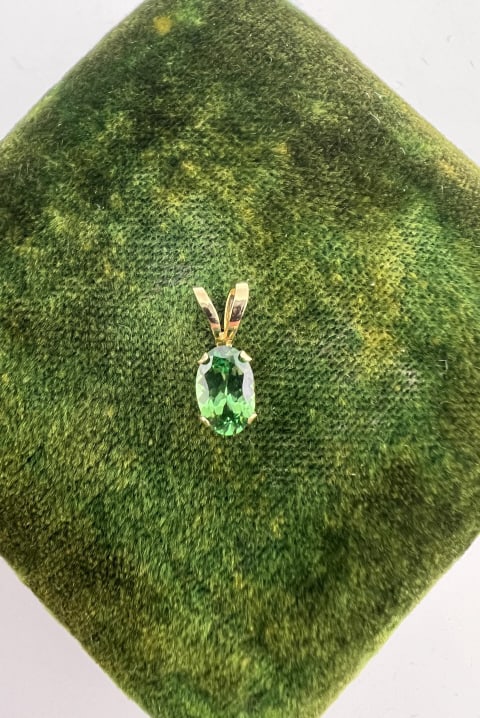 Estate 14kt Yellow Gold & Emerald Necklace Pendant: Estate 14kt Yellow Gold & Emerald Necklace Pendant. Hallmarked. Tests in the emerald / chrysoprase range on the Presidium. Measures just under 1/2 an inch in length.