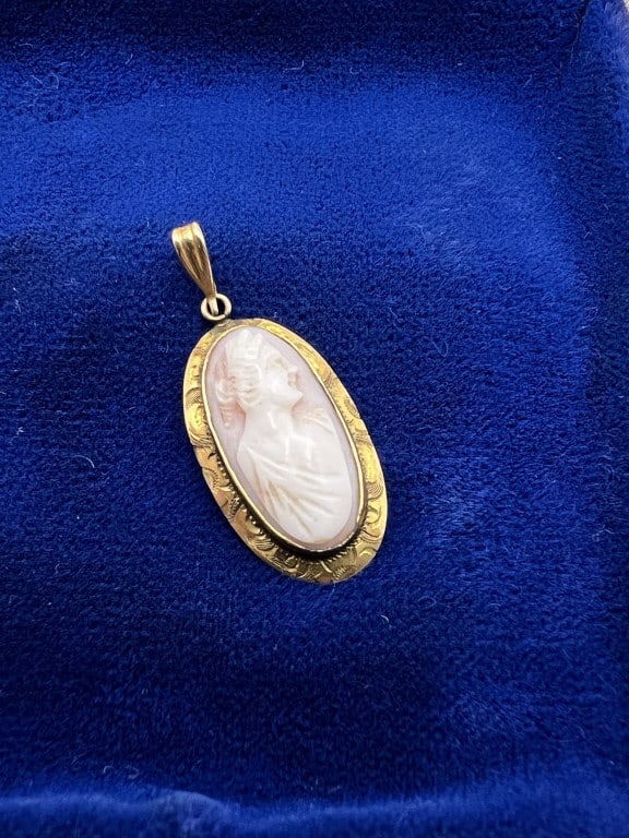 Antique 10kt Yellow Gold & Cameo Pendant: Antique 10kt Yellow Gold & Cameo Necklace Pendant. Portrait of a Greco Roman lady. Measures 1.25 inches in length.