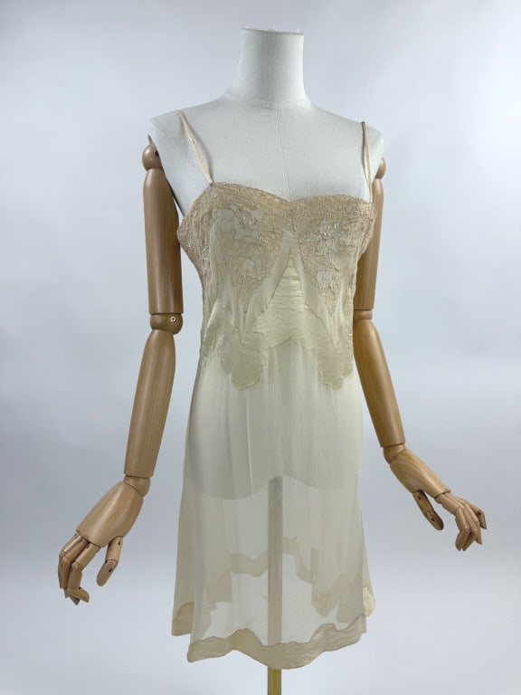 Vintage 1930s Silk Satin & Chiffon Lace Slip Dress: Vintage 1930s Silk Satin & Chiffon Inset Floral Lace Slip Dress Lingerie Boudoir Night Gown. Short slip dress with spaghetti straps and inset floral lace and satin pieces throughout. Slight high-low h