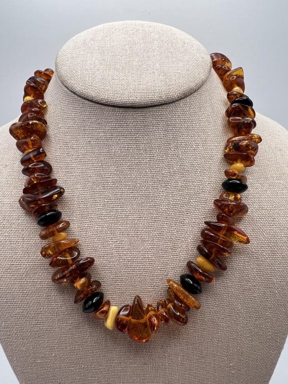 Vintage Baltic Amber & Butterscotch Amber Necklace: Vintage Baltic Amber & Butterscotch Amber Necklace w Sterling Chain & Clasp. Clasp is hallmarked 925. Measures 19.5 inches in length.