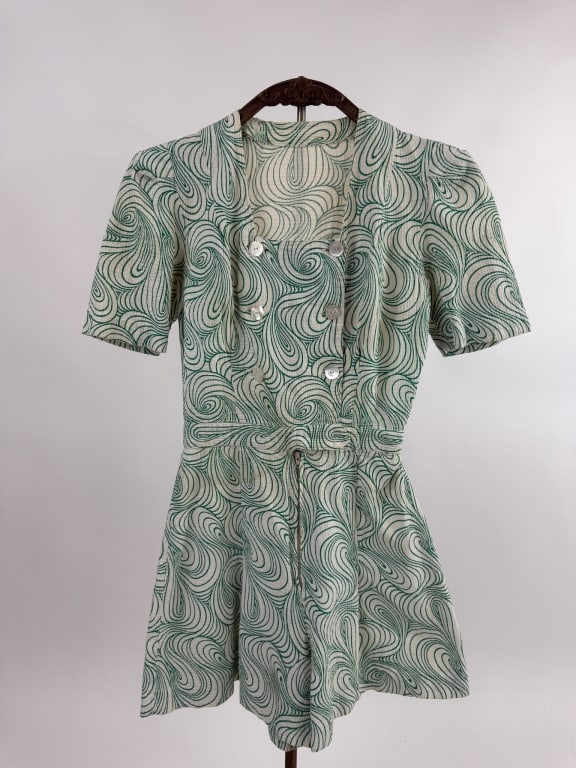 Vintage 1940s Printed Romper Playsuit One Piece: Vintage 1940s Printed Cotton Romper Playsuit One Piece Shorts Jumpsuit. Buttons at front with MOP mother of pearl buttons. With short puffed sleeves. Pleated through shorts. Zip at front shorts has be