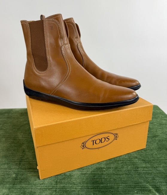 Tod's Brown Leather Beatle Chelsea Boots Shoes: Tod's Brown Leather Beatle Chelsea Boots Shoes. Marked size 39.5. Rubber soles. Light wear throughout as shown. Comes with original box.