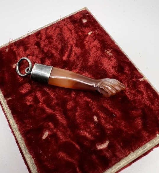 Estate Vintage Carnelian Figa Necklace Pendant: Estate Vintage Carnelian or Agate Figa Necklace Pendant. Set with silver cap and bail. Hallmarked. Hand carved carnelian figa. Measures 2 inches in length.