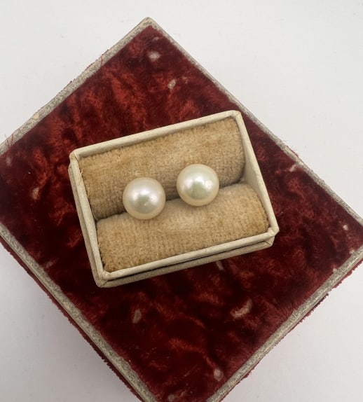 Estate 14kt Yellow Gold & Cultured Pearl Earrings: Estate 14kt Yellow Gold & Cultured Pearl Earring Studs. Approximately 4mm culture pearls. Hallmarked