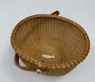 Vintage Handmade Nantucket Basket w Carved Bone