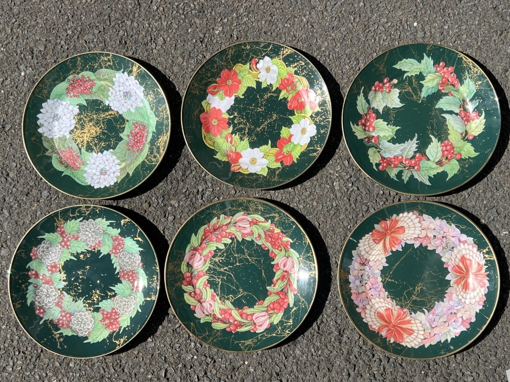 Collection Leslie Linsley Nantucket Painted Plates: Collection Leslie Linsley Nantucket Painted Plates. With boxes and paperwork.