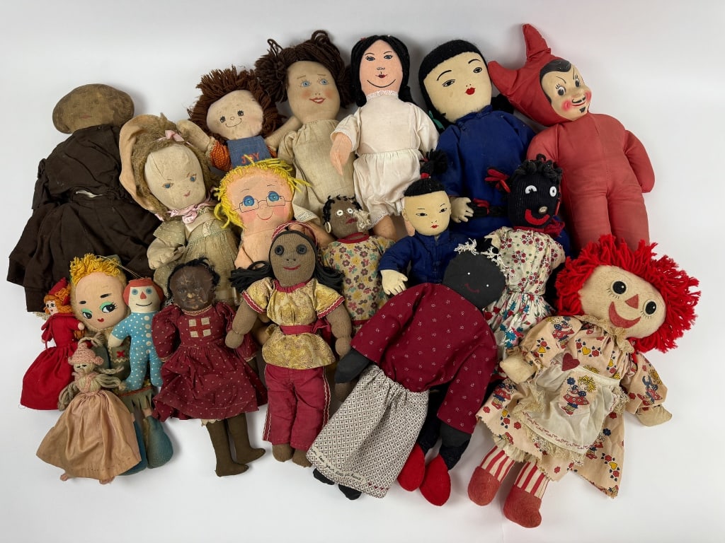 Collection of Antique & Vintage Rag Dolls: Collection of Antique & Vintage Rag Dolls. This lot contains handmade and machine made antique and vintage rag and fabric dolls. American dolls, folk art dolls, Asian dolls, foreign country dolls. Lar