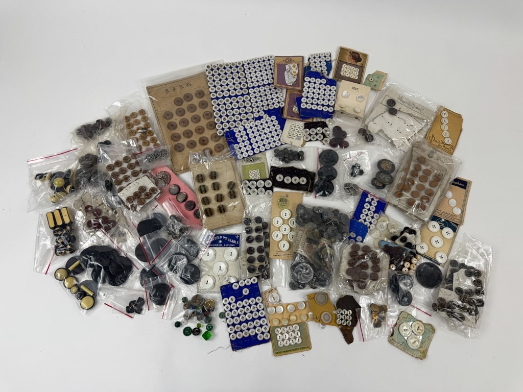 Large Collection of Antique & Vintage Buttons (1 of 12)