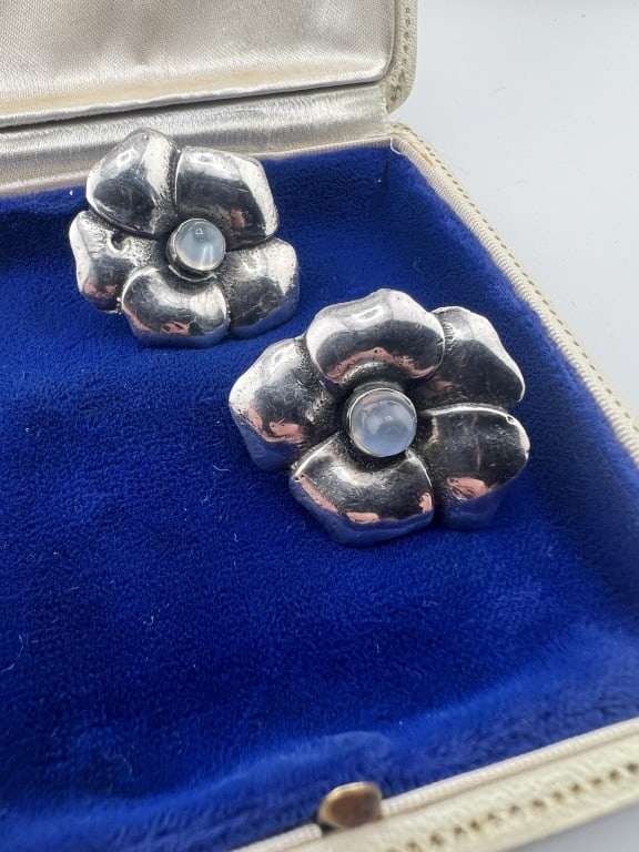 Estate Sterling & Moonstone Pansy Earrings: Pair of Vintage Estate Sterling & Moonstone Pansy Earrings. Screw backs. Set with moonstone cabochons. Screwbacks. Stamped STERLING. Each measures 1.25 inches in length.