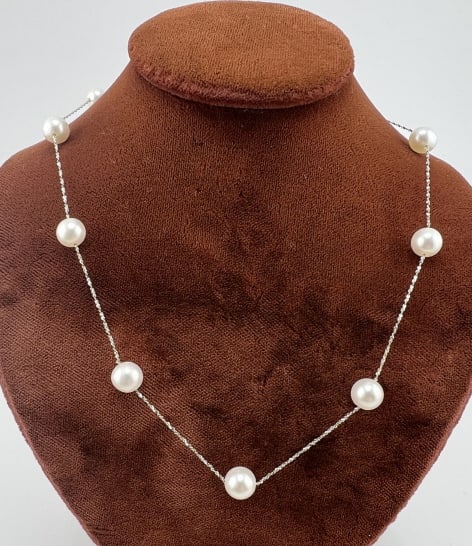 Estate 14k Gold Pearl Italian Made Necklace Strand: Estate 14kt White Gold & Pearl Italian Made Necklace Strand. Hallmarked ITALY and 585, for 14kt gold. Set with cultured high luster white pearls spaced with sections of 14kt white gold. Measures 17 in