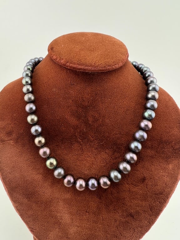 Estate 14kt Gold Tahitian Black Pearl Necklace: Estate 14kt Yellow Gold & Hand Knotted Tahitian Black Pearl Necklace Strand. Hand knotted on silk thread and set with cultured high luster silver / gray tone Tahitian pearls. Set with filigree 14kt ye