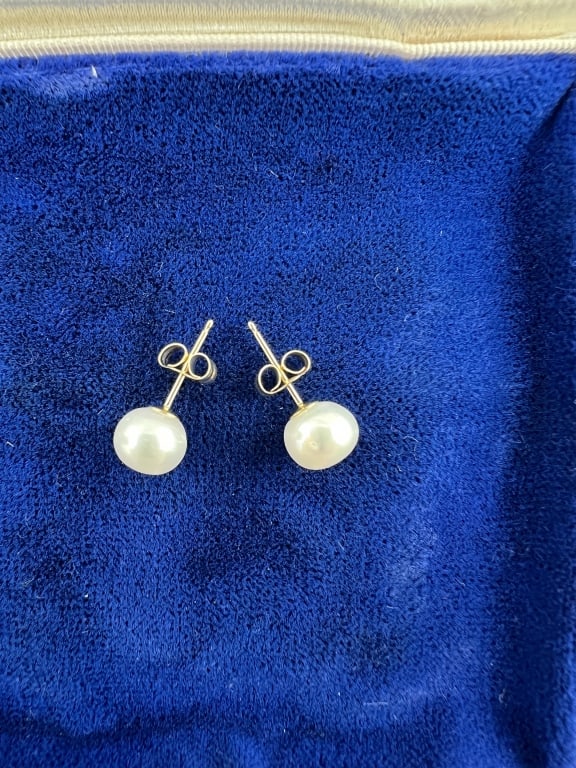 Estate 14KT Yellow Gold & Baroque Pearl Earrings: Estate 14KT Yellow Gold & Baroque Pearl Earrings.Featuring high luster cultured baroque pearls of approximately 6mm in width. Hallmarked 14KT.