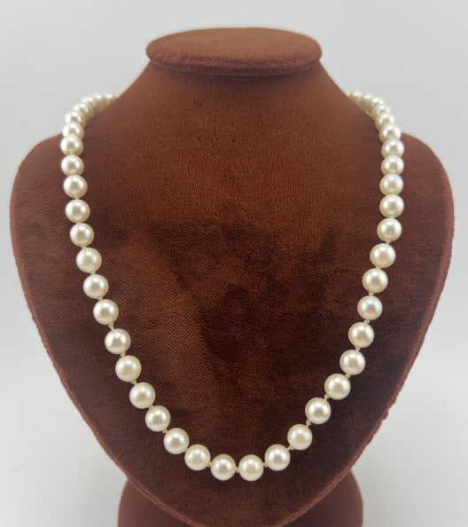 Estate 14kt Gold & Cultured Pearl Necklace Strand: Estate 14kt Gold & Cultured Pearl Necklace Strand. Hand knotted on white silk thread. Set with 14kt white gold navette clasp. High luster approximately 5mm pearls. Measures 15.25 inches in length.