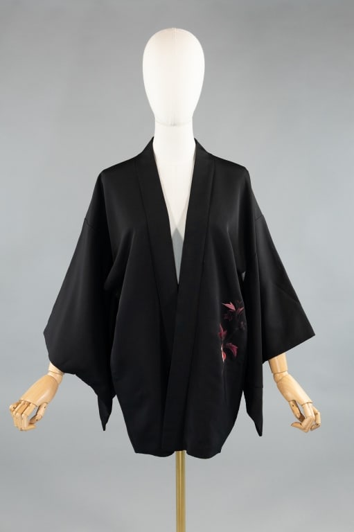 Vintage Japanese Embroidered Kimono Haori Jacket: Vintage Japanese Black Silk Leaf Embroidered Kimono Haori Jacket. Lined with floral printed silk. Leaf embroidery at front and back. Open, loose fit with tie at center front interior. Measures 31 inch
