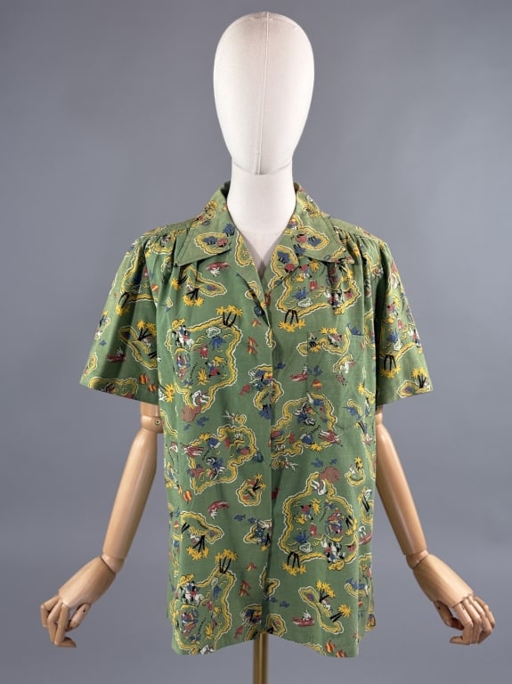 Vintage 1930s Green Novelty Print Hawaiian Blouse: Vintage 1930s Green Cotton Novelty Print Hawaiian Blouse Shirt Top. Notched collar with short puffed sleeves. Buttons down center front with single patch pocket at chest. Light sun fade at shoulders