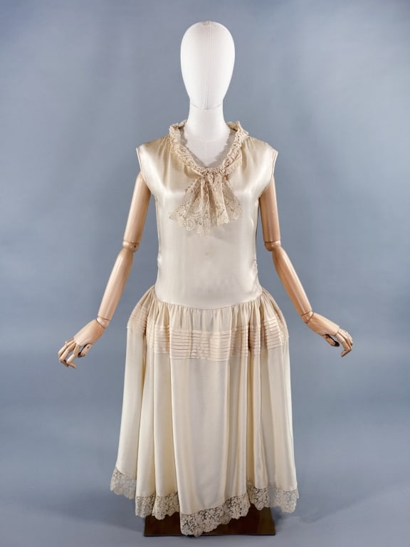 Antique 1920s Silk Lace Robe de Style Wedding Gown: Antique 1920s Manahan Ivory Silk Satin Bobbin Lace Robe de Style Wedding Gown. Sleeveless Robe de Style wedding gown with panniers at drop waist hip. Floral bobbin lace detail at neck and hem. Labeled