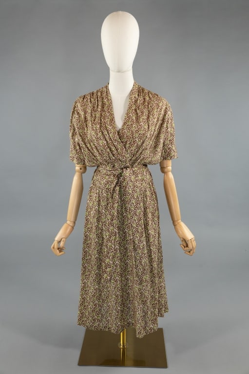 Vintage 1930s Floral Feedsack Ruched Day Dress: Vintage 1930s Green & Brown Cotton Floral Feedsack Ruched Day Dress. With ruching through bust and waist. Side open with no closures and short sleeves. Detachable belt at waist. Measures 40 bust, 32 w