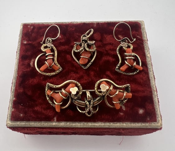 Antique 19th C Suite of Jewelry Parure of Coral: Antique 19th C Suite of Jewelry Parure of Coral. Pair of earrings, necklace pendant and brooch with natural branch coral. Victorian era suite of matching jewelry pieces. Elements acid test as 10kt, li