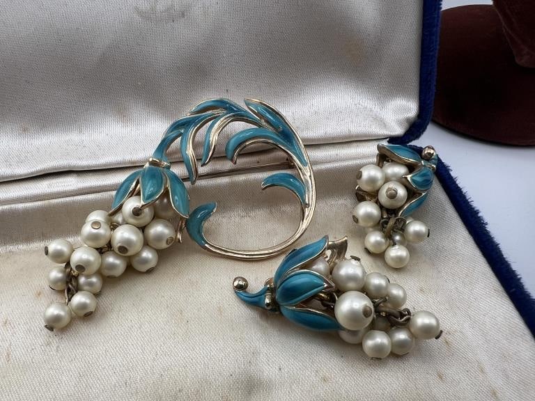 Vintage Costume Jewelry Demi Parure Pearl Set (1 of 5)