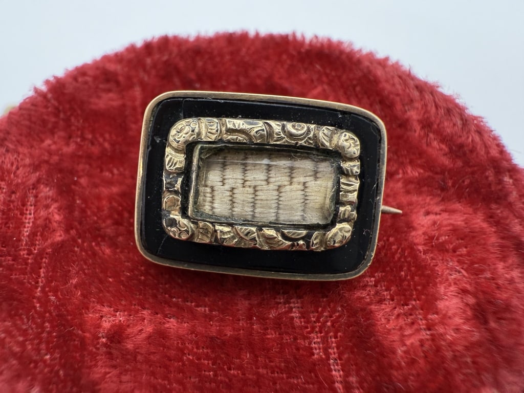 Antique 14k Gold Hair Work Mourning Enamel Pin: Antique 14k Gold Hair Work Mourning Enamel Fichu Pin. Front holds for acid test 14k, back holds 10k. With braided hair inside. Pin measures just over 0.5 inch. Slight cracking in enamel as shown.