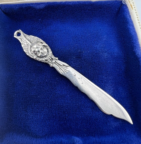 Antique Sterling Chatelaine Seam Ripper w Cherub: Antique Sterling Chatelaine Seam Ripper with Cherub.Antique sterling silver sewing tool or seam ripper designed with a cherub encircled by its wings on the top. Measures 3 inches in length.