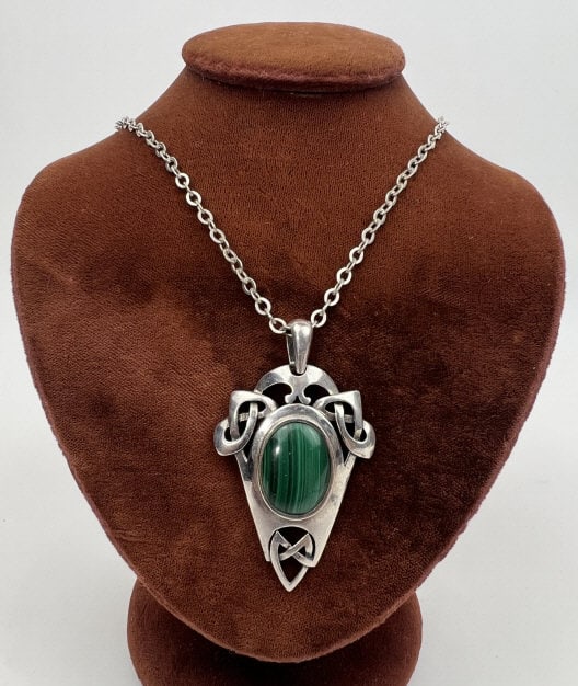 Estate Art Nouveau Sterling & Malachite Necklace: Estate Art Nouveau / Arts & Crafts Sterling & Malachite Necklace. Sterling silver rolo link necklace chain with pendant that is set with a malachite cabochon. Hallmarked. Chain measures approximately