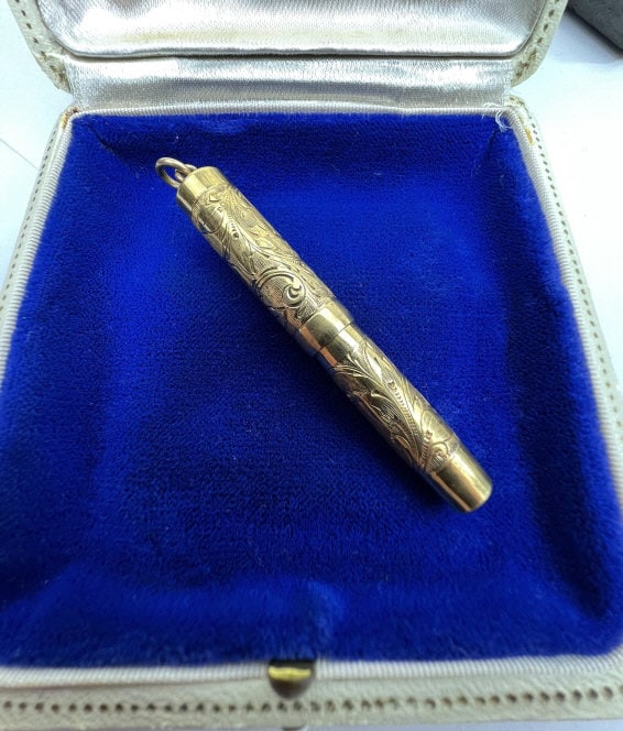 Antique 14kt Gold Chatelaine Sewing Needle Case: Antique 14kt Gold Chatelaine Sewing Needle Case. Unmarked but acid tests for 14kt gold. Bail for chain or chatelaine. Measures just over 2.5 inches in length. This lot is part of a single owner collec