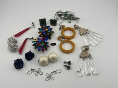 Vintage Costume Jewelry Earrings Incld Bakelite