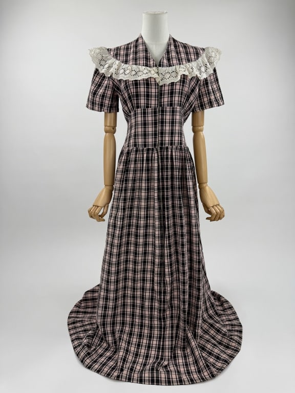 Vintage 1930s Plaid Cotton Zip Front House Dress: Vintage 1930s Pink & Black Plaid Cotton Zip Front House Dress Robe Hostess Gown Loungewear. Zips up front to close with lace detail at yoke. Good vintage condition with light wear consistent with age