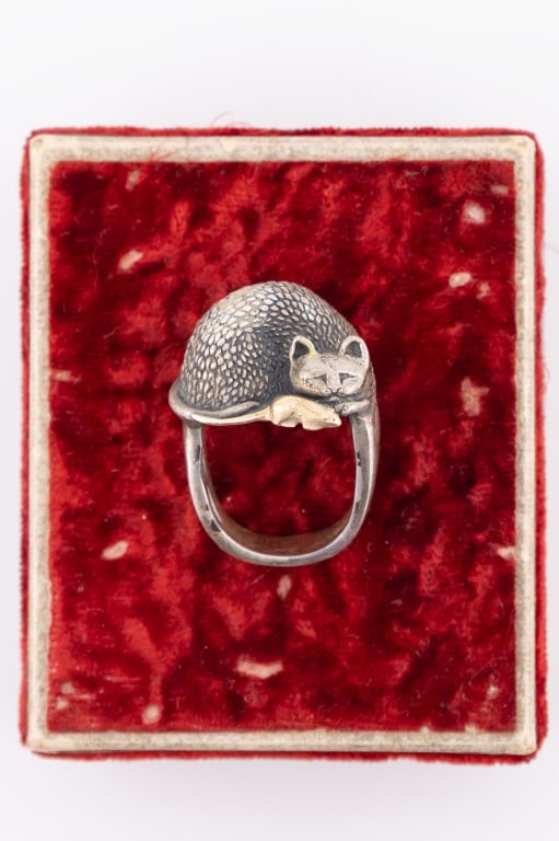 James Yesberger Cat & Mouse Sterling & 14kt Gold: Rare Example James Yesberger Cat & Mouse Sterling & 14kt Gold Figural Ring. Signed. Hallmarked. Acid tests for sterling silver and 14kt gold. Comparable rings online for approximately $1,000. Ring siz